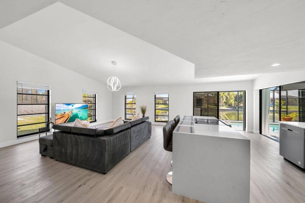 Villa Luxury Waterfront Haven In Cape Coral - Dog-Friendly Escape With Private Pool Esterno foto