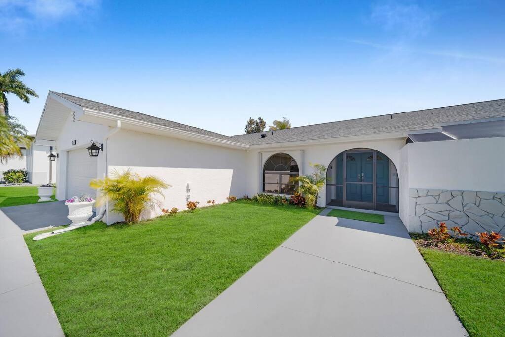 Villa Luxury Waterfront Haven In Cape Coral - Dog-Friendly Escape With Private Pool Esterno foto