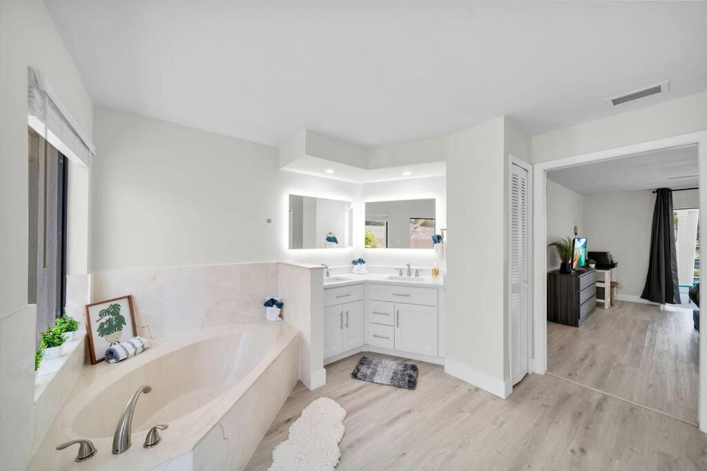 Villa Luxury Waterfront Haven In Cape Coral - Dog-Friendly Escape With Private Pool Esterno foto