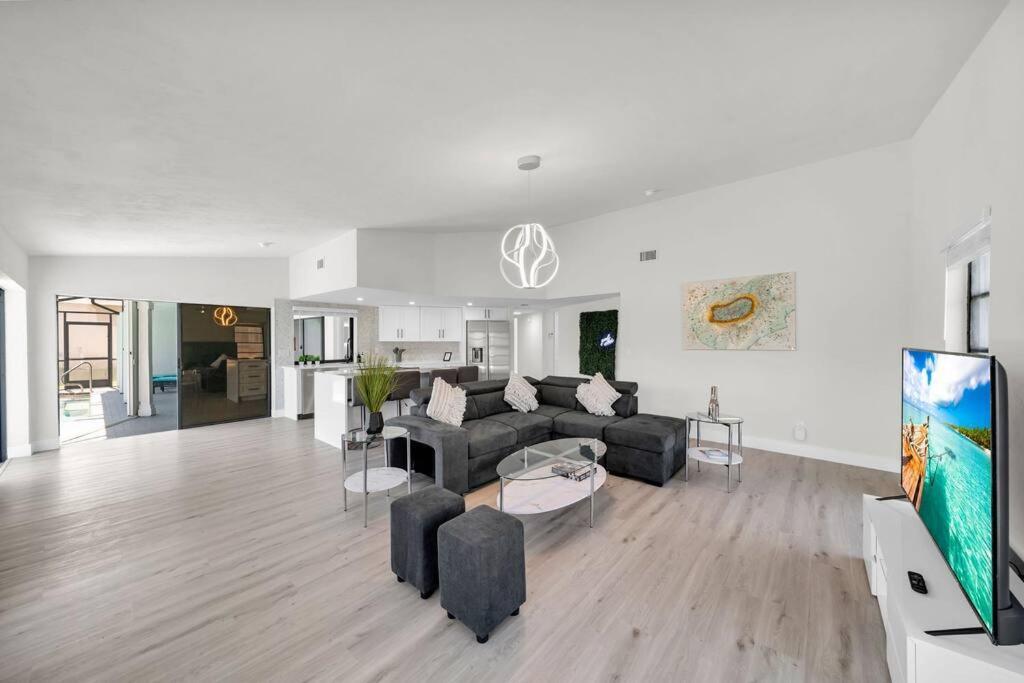Villa Luxury Waterfront Haven In Cape Coral - Dog-Friendly Escape With Private Pool Esterno foto