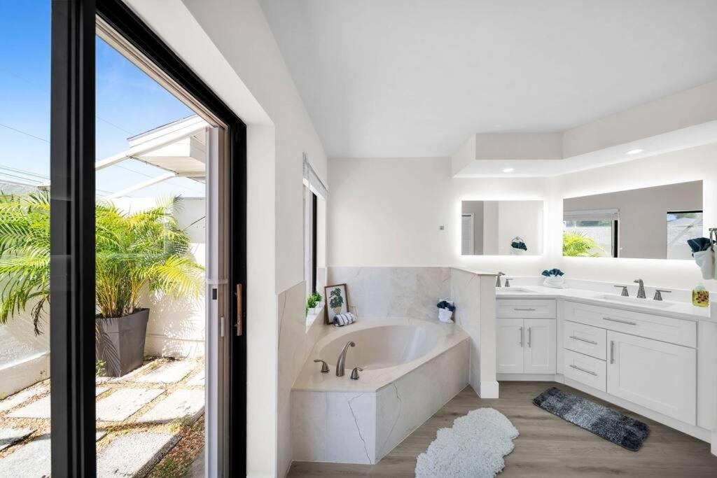 Villa Luxury Waterfront Haven In Cape Coral - Dog-Friendly Escape With Private Pool Esterno foto